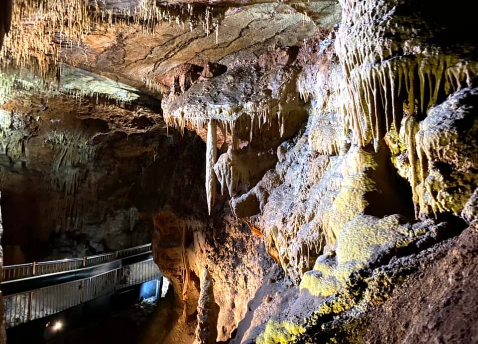 Kh&aacute;m ph&aacute; Royal Cave