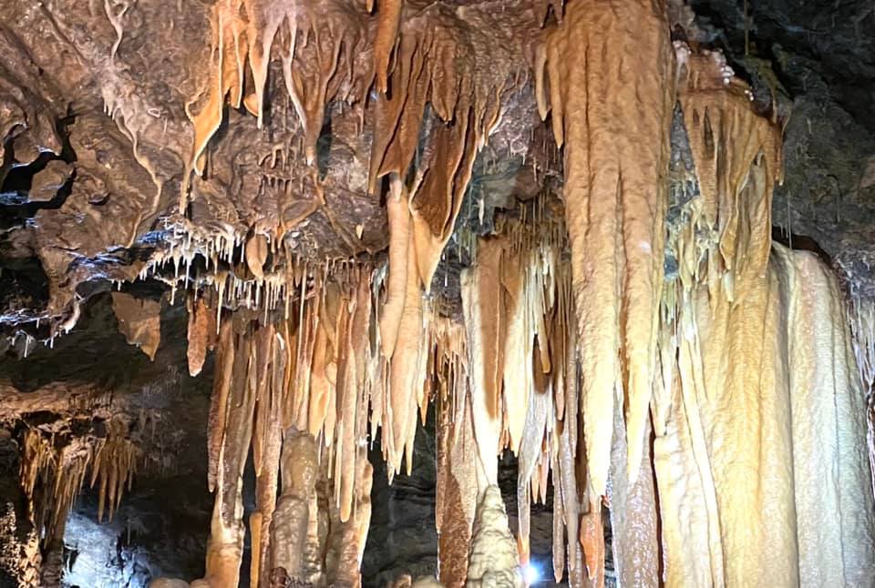 Kh&aacute;m ph&aacute; Royal Cave