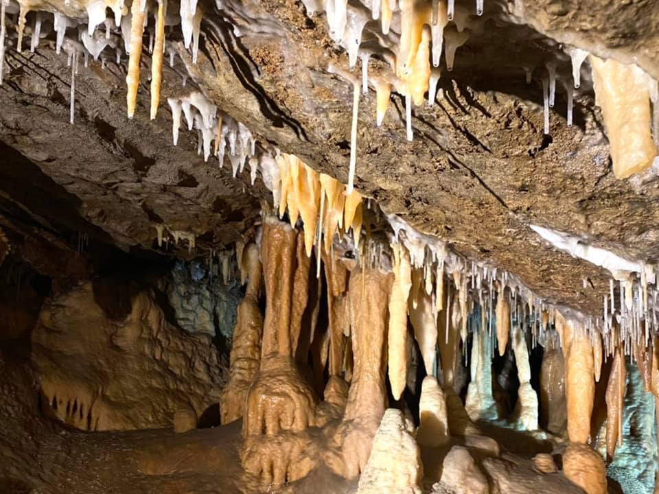 Kh&aacute;m ph&aacute; Royal Cave