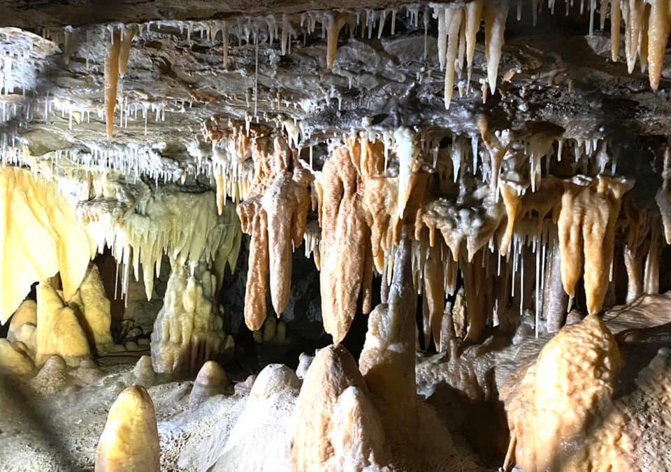 Kh&aacute;m ph&aacute; Royal Cave